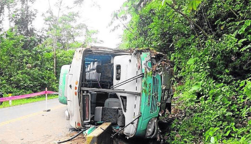 Puno: viaje de promoción termina en tragedia al volcar vehículo 