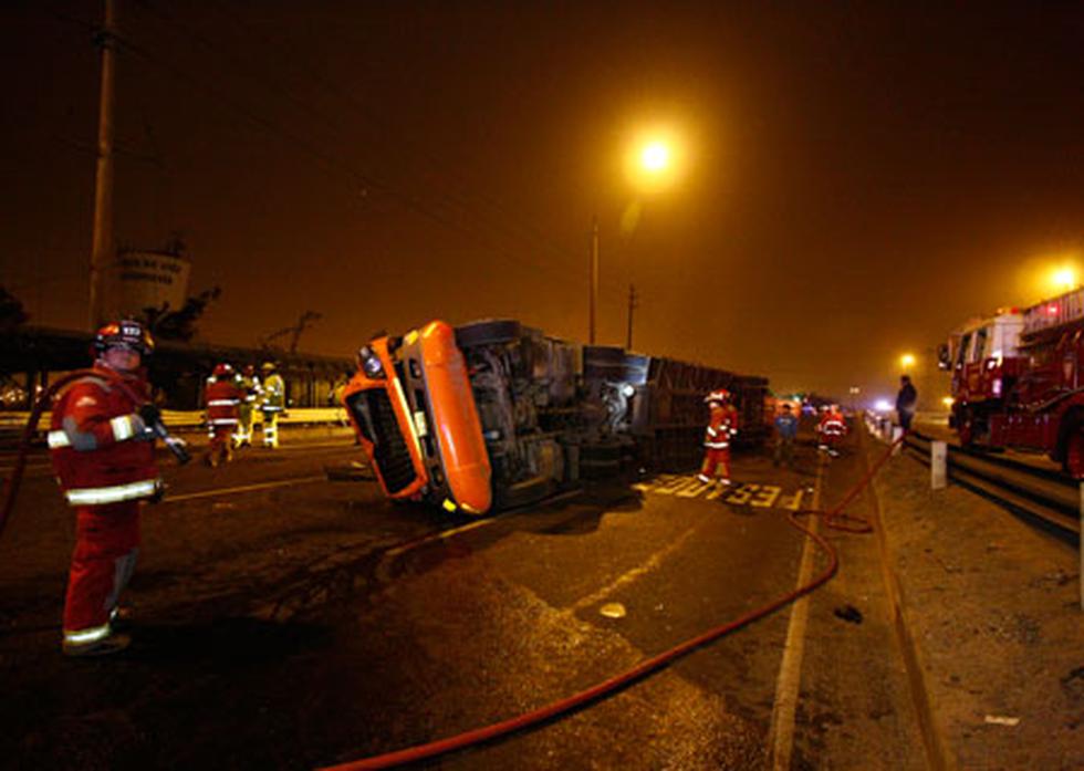 Camión con mil jabas de pollos vuelca y transeúntes se llevan aves