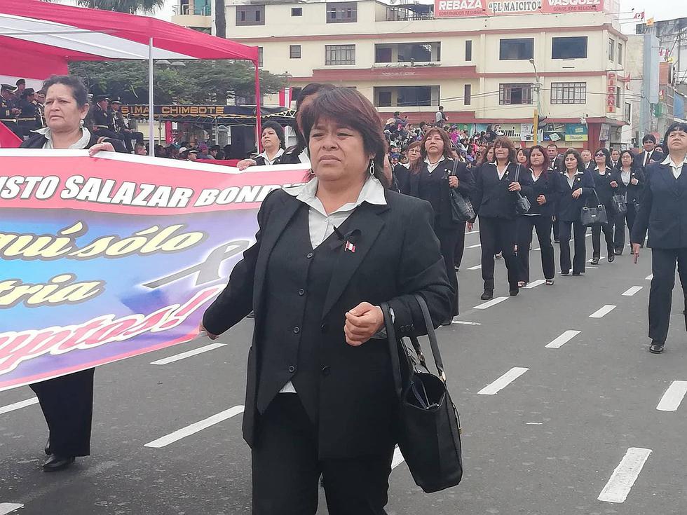 Maestros desfilan con lazo negro y cartel contra los corruptos