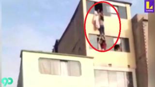 Mujer intenta saltar por ventana del cuarto piso para no ser agredida por su pareja 