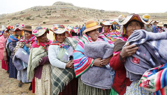 Entregan 16 mil frazadas a comunidades afectadas por heladas en Puno 