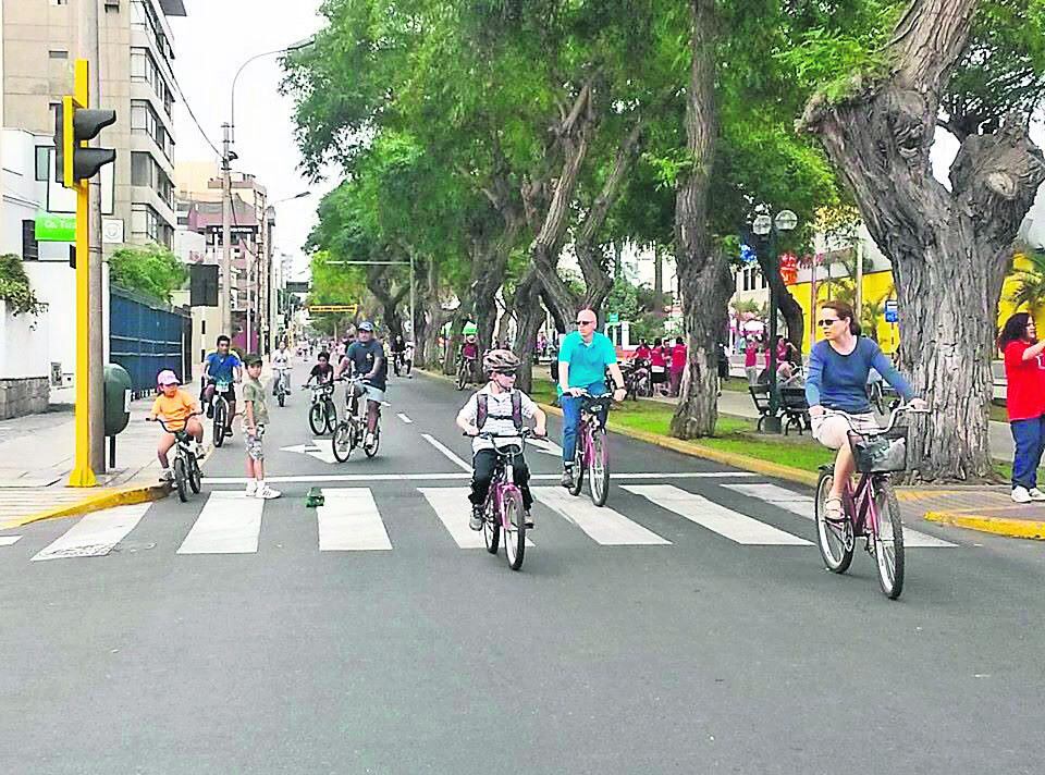 PASEAN DISFRAZADOS EN BICICLETA EN LA VICTORIIA