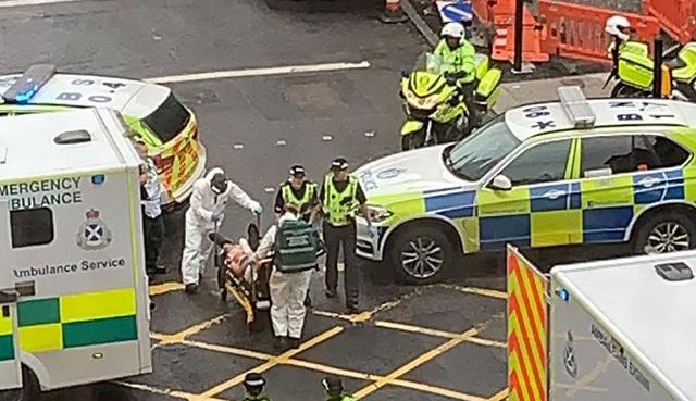 Imagen de socorristas trasladando a una víctima de un incidente en el centro de Glasgow. (AFP/Milroy1717).