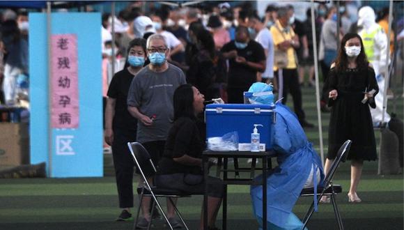 Ciudadanos en Pekín pasando pruebas de detección de coronavirus. | Foto: AFP