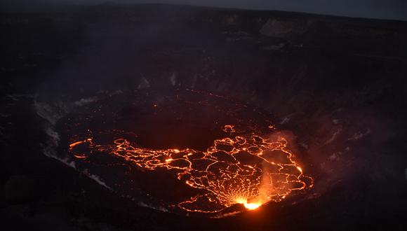 Esta imagen cortesía del Servicio Geológico de EE. UU. muestra la actividad de la fuente de lava del respiradero occidental en Halema uma u, dentro de la caldera de la cumbre de Kilauea, vista al anochecer el 10 de octubre de 2021 en Hawái. (Foto de B. CARR / US Geological Survey / AFP)