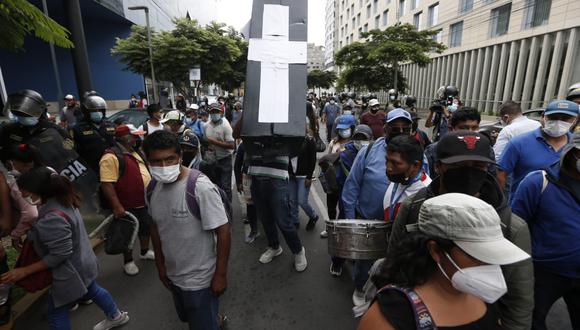 Manifestantes están disconformes con acuerdo firmado entre Repsol y el Gobierno sobre adelanto de indemnizaciones de 3 mil soles. Pescadores afirman que pierden 5 mil soles al mes. (Foto: Jorge Cerdán | GEC)