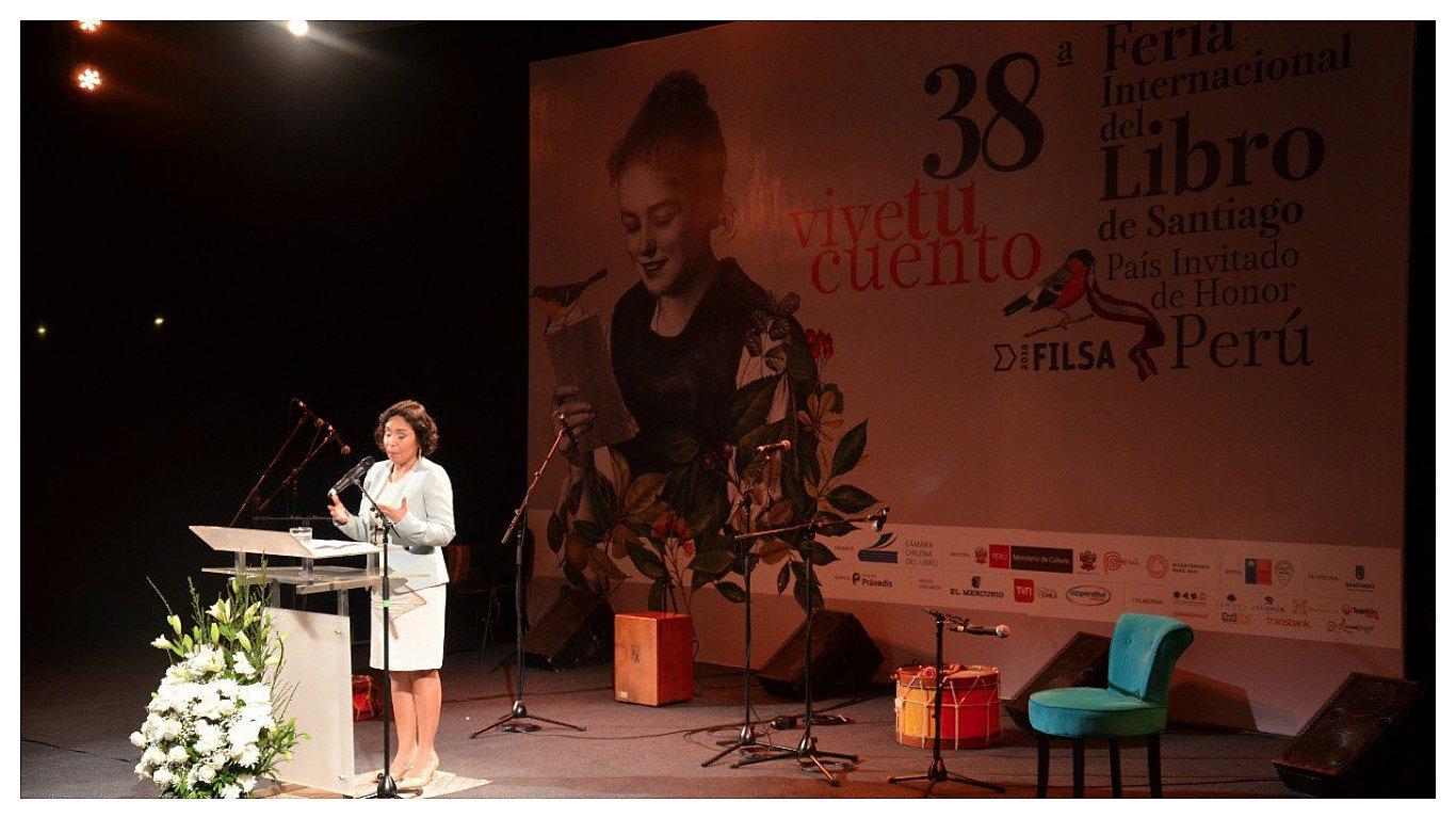 Comenzó la Feria del Libro de Santiago con Perú como invitado de honor