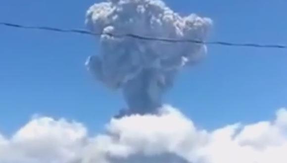 ​Explosión en volcán genera  columna de ceniza de 5 kilómetros (VIDEO)