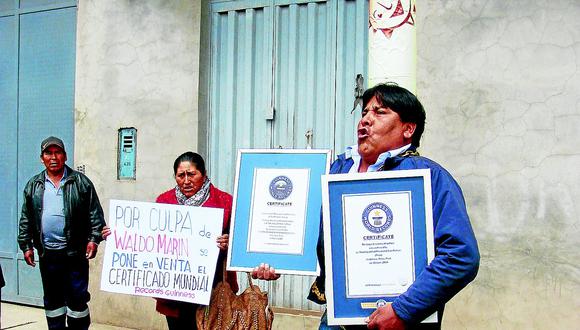 Productores se encadenan en exterior de la vivienda del alcalde de San Román