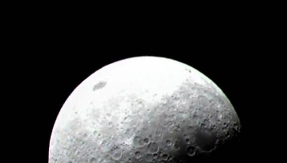 Una de las primeras imágenes publicadas el 23 de junio de 2009 por el satélite de detección y observación de cráteres lunares (LCROSS) de la NASA utilizando la cámara de luz visible durante el paso de la luna. (Foto de HO/NASA/AFP)