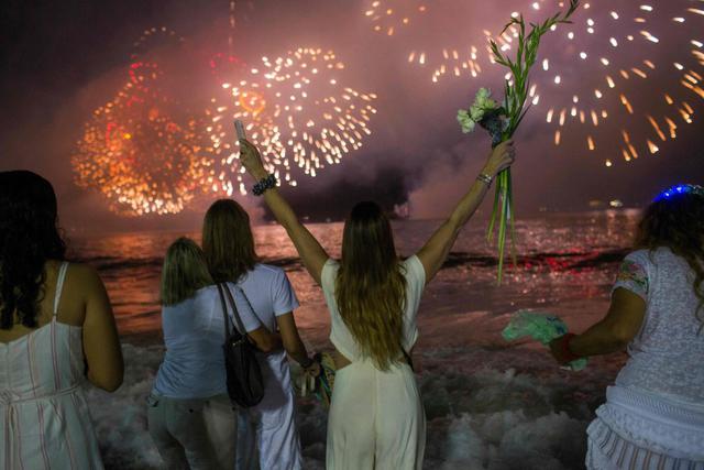 Brasil es conocido por celebrar sus fiestas de fin de año cerca del mar, con un maravilloso espectáculo de fuegos artificiales, música y fiesta. (AFP)