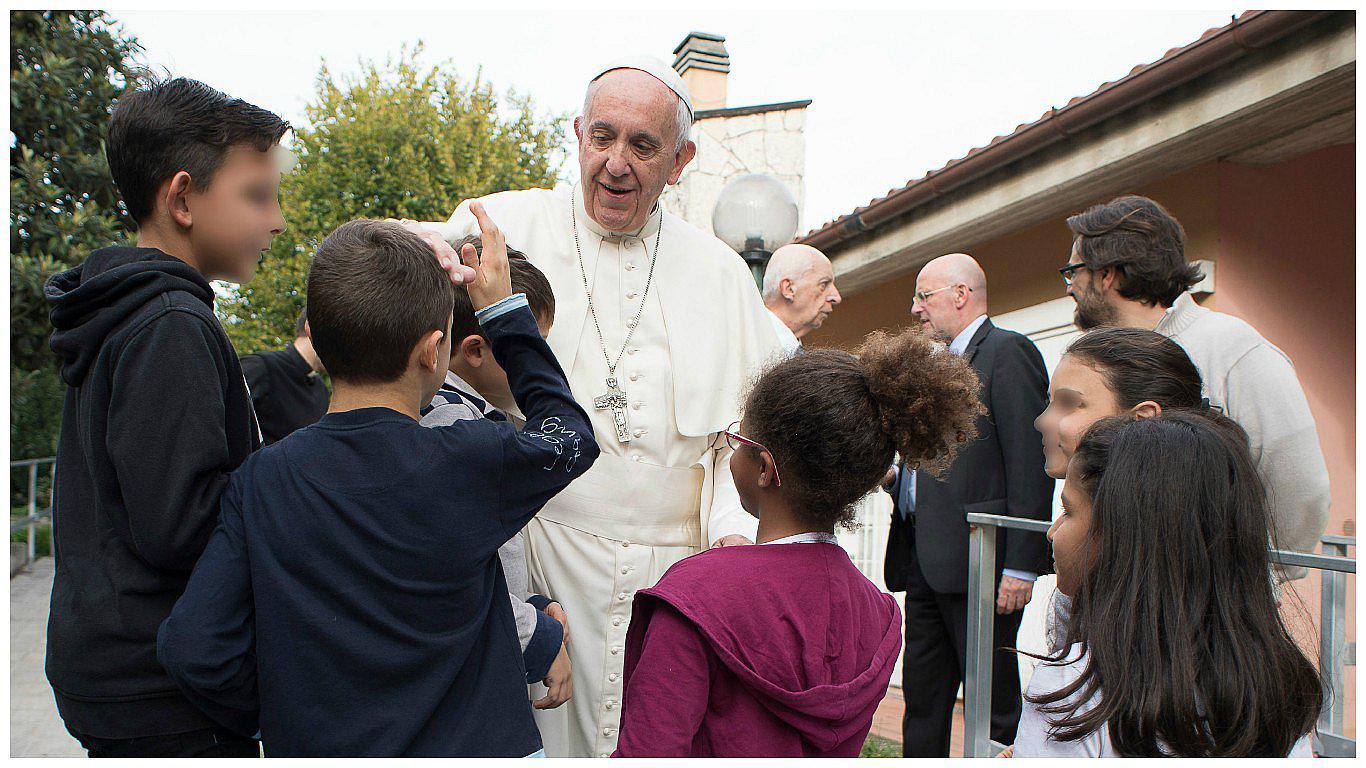 Papa Francisco visita a menores con problemas familiares y sociales (FOTOS)