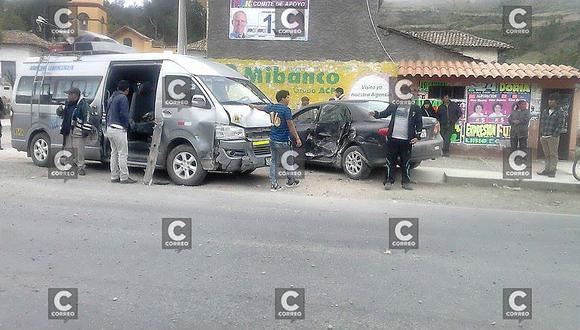 Carretera Central: Violento choque de auto con minivan deja varios heridos 