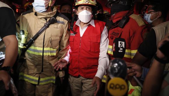 El ministro Alfonso Chávarry acudió al incendio ocurrido este jueves en San Juan de Lurigancho. Foto: GEC