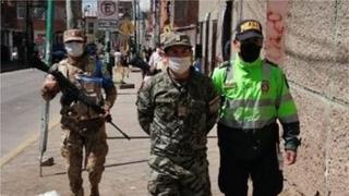 Policía interviene a sujeto que vestía uniforme de militar en Cusco