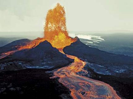 Volcán hawaiano vierte lava al mar y se convierte en atractivo turístico
