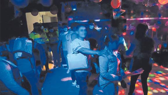 En un chifa del centro de Chimbote, 70 covidiotas bailaban y consumían licor por Halloween sin importarles incremento de contagios.