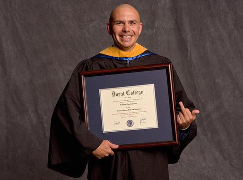Pitbull recibe título honorífico por su apoyo a la educación