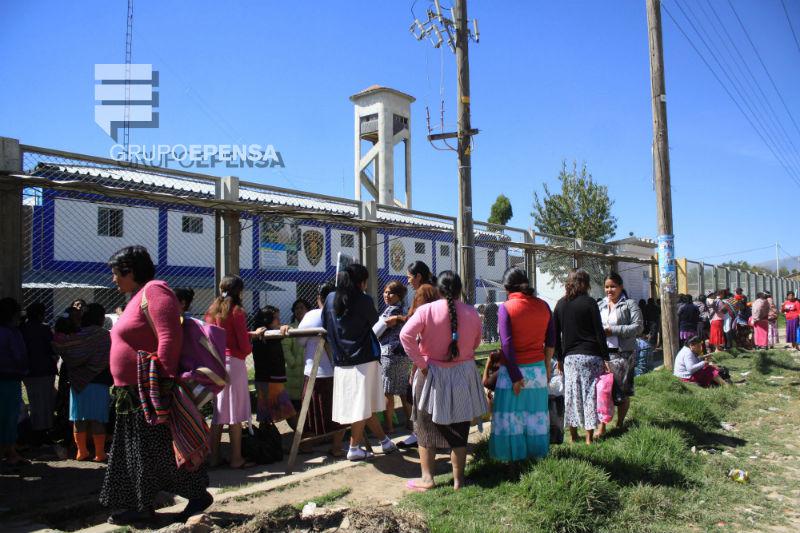 Mujeres pasan un calvario para visitar a familiares presos 