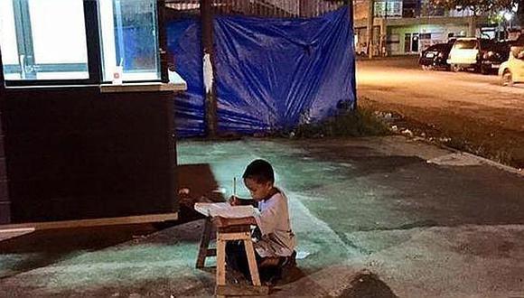 Facebook: Foto viral de niño estudiando en la calle tiene un final feliz 