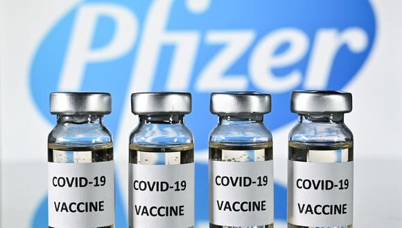 Pfizer informó hoy que presentó una solicitud a la FDA para que le autoricen el uso de emergencia de su vacuna contra el COVID-19. (JUSTIN TALLIS / AFP)
