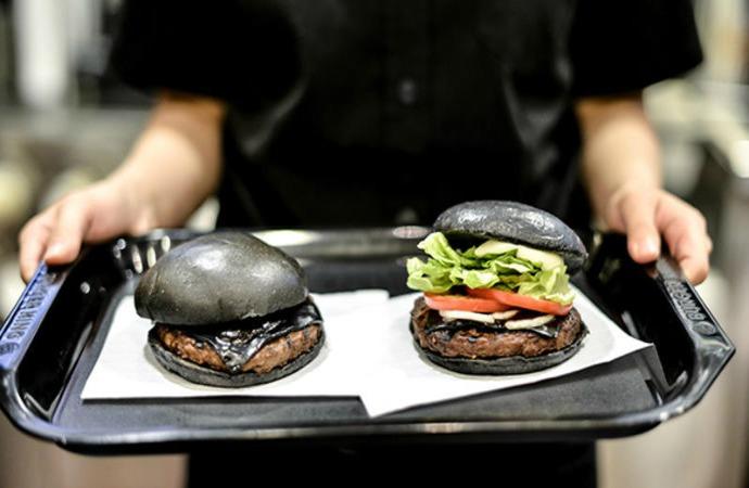 Conoce los peligrosos efectos de la hamburguesa negra de este conocido fast food