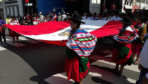 ​Tarateños izaron la bandera en Tacna tras caminar 96 kilómetros