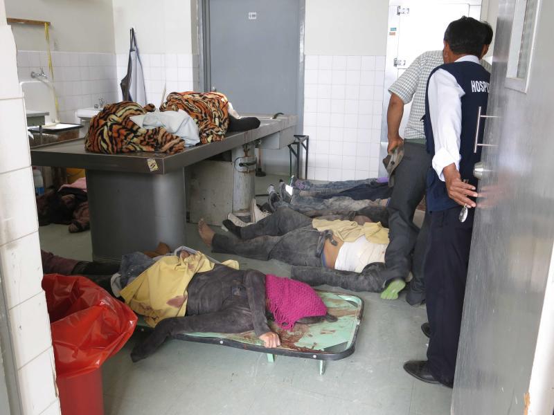 Apilaron cadáveres hasta en el piso de la morgue