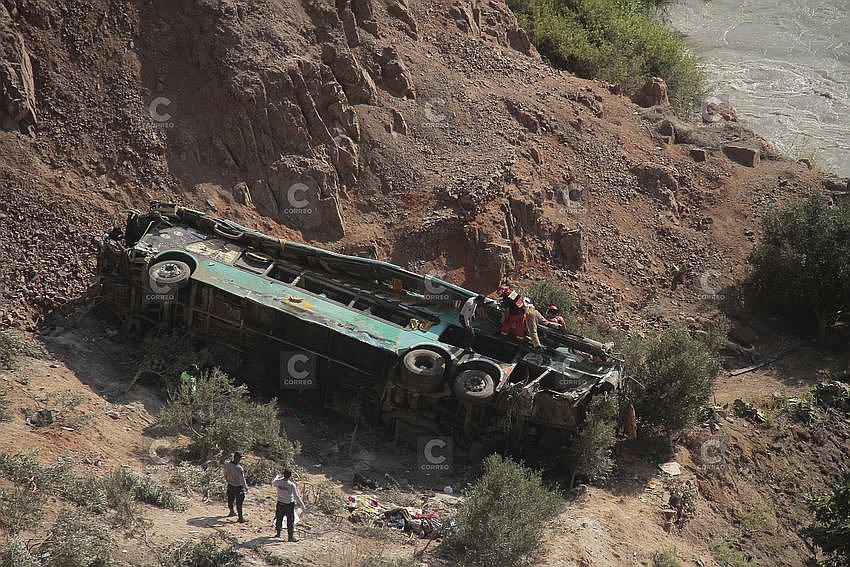 Identifican a 16 menores fallecidos en accidente protagonizado por bus de Rey Latino