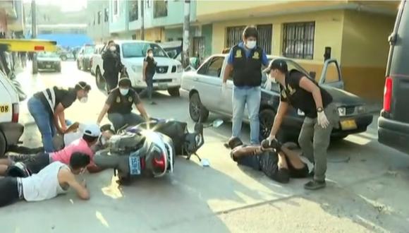 Policía capturando a delincuentes en San Martín de Porres. Foto: Latina