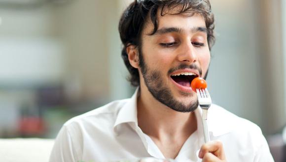 Un hombre comiendo saludable y mostrando que una dieta ayuda a mantener una vida saludable. (Foto: Pizabay)