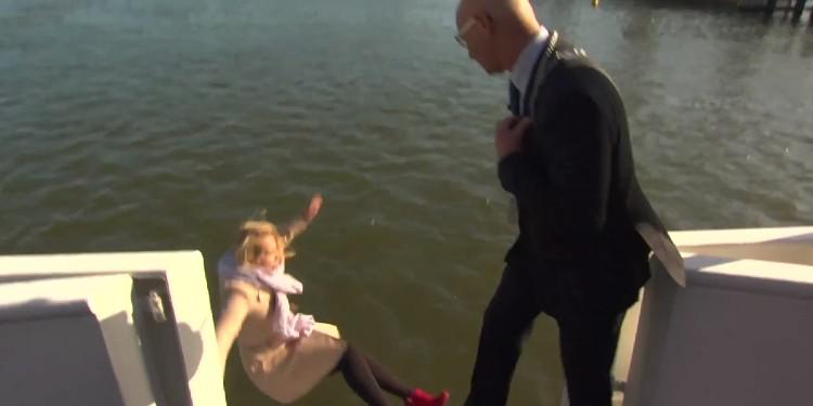 Periodista holandesa se cae al agua en plena entrevista (VIDEO)
