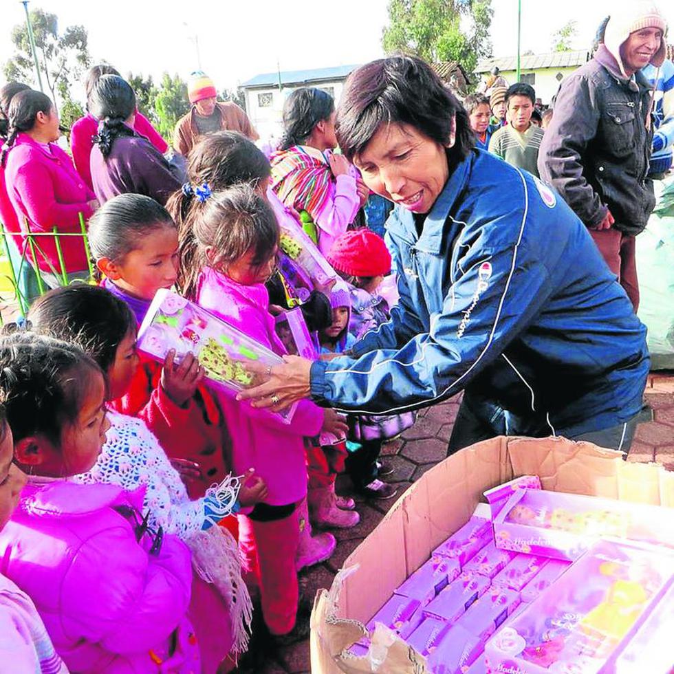 Abraham Carrasco regala sonrisas a niños de Huancavelica