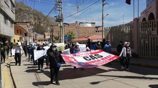 Cientos de trabajadores CAS de Huancavelica protestan exigiendo anulación de su régimen