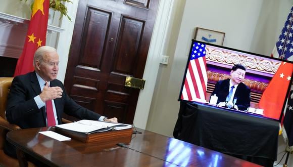 En esta foto de archivo tomada el 15 de noviembre de 2021, el presidente de los Estados Unidos, Joe Biden, se reúne con el presidente de China, Xi Jinping, durante una cumbre virtual desde la Sala Roosevelt de la Casa Blanca en Washington, DC. (Foto: MANDEL NGAN / AFP)