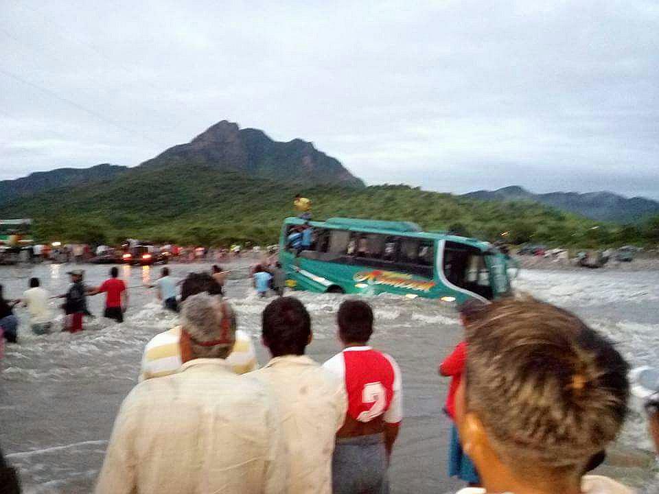 Piura: 30 personas se salvan de morir en la quebrada Río Seco (VIDEO)