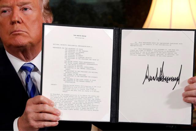 El presidente de Estados Unidos, Donald Trump, se retira del acuerdo nuclear en mayo y vuelve a imponer sanciones económicas paralizantes a Irán. (Reuters)