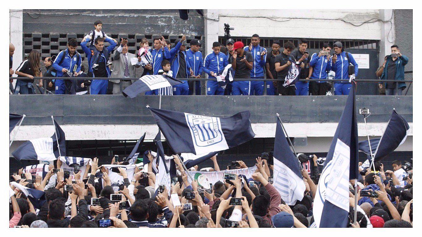 Alianza Lima: así los hinchas recibieron al equipo a su llegada a la capital [VIDEO]