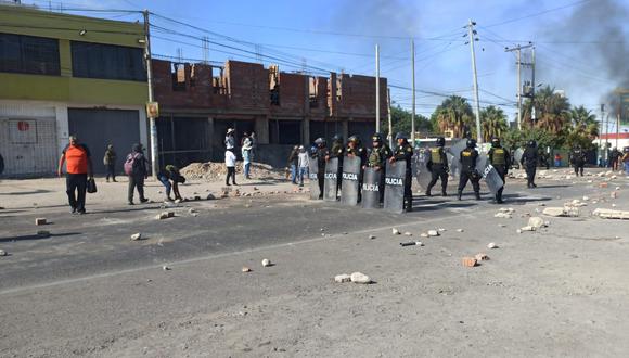 Colocaron piedras y troncos en el sector del cruce de La Joya. La policía se encuentra en la zona tratando de liberar la vía. (Foto: Difusión)