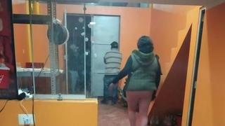 Policías multan a personas que libaban en cantinas de Juliaca