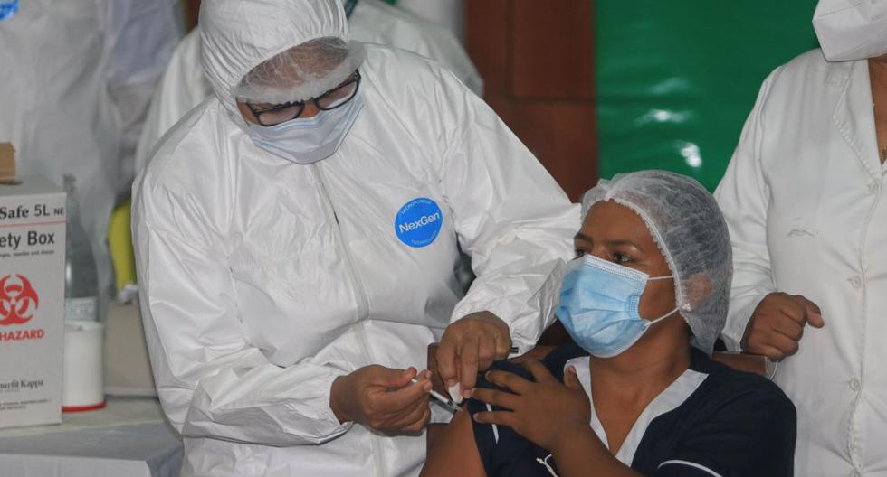Médicos y enfermeras reciben las primeras las vacunas contra el COVID-19, tras la llegada de las primeras 20.000 dosis de la rusa Sputnik V, en el Hospital Japonés de Santa Cruz (Bolivia). (EFE/ Juan Carlos Torrejon).