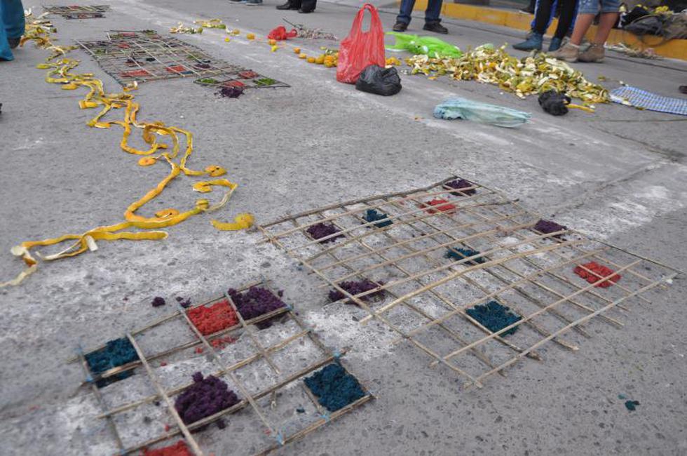 Video: Elaboran alfombra con material reciclado y vegetación seca