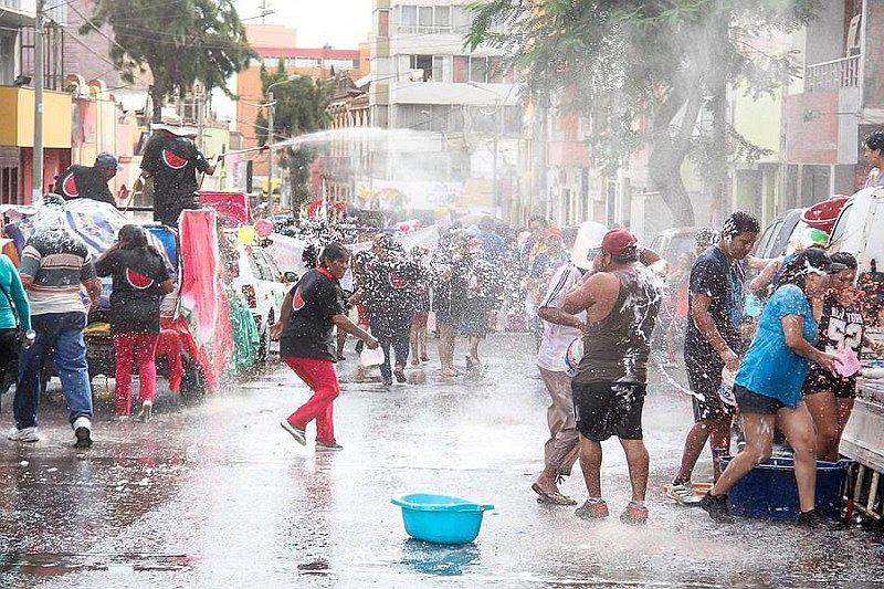 Derroche de agua en carnavales equivale al consumo de más de 4 mil familias al mes
