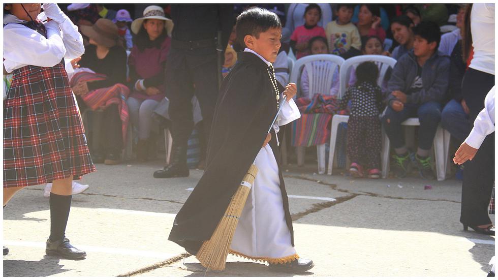 ​Fiebre de selección también llegó a desfile por aniversario de Chilca (FOTOS)