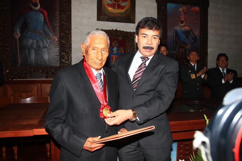 Reconocen a fundador del Café Valenzuela