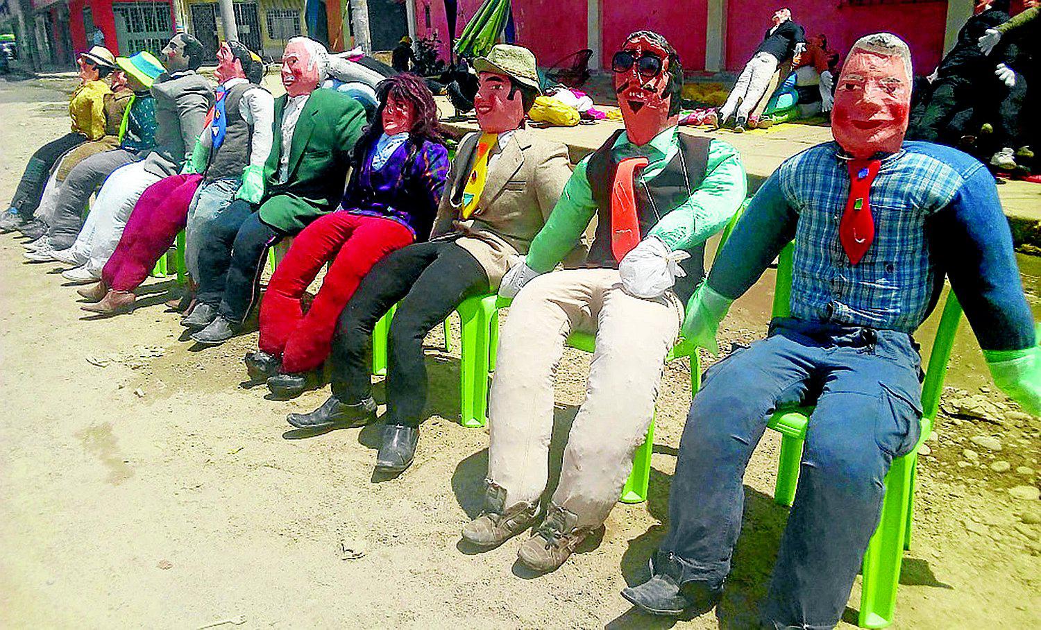 Muñecos de políticos los más solicitados para año nuevo en la ciudad de Tumbes 