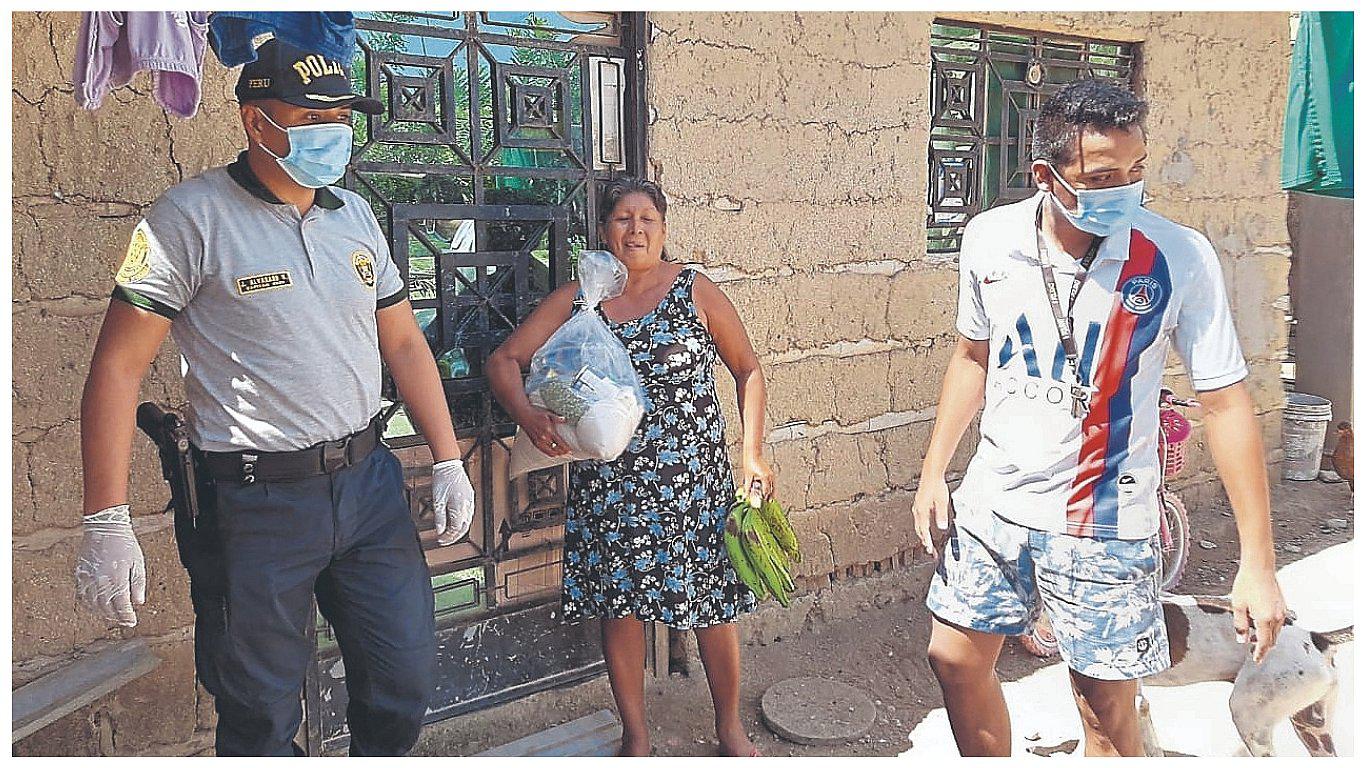 Policías entregan víveres a vecinos de San Isidro 