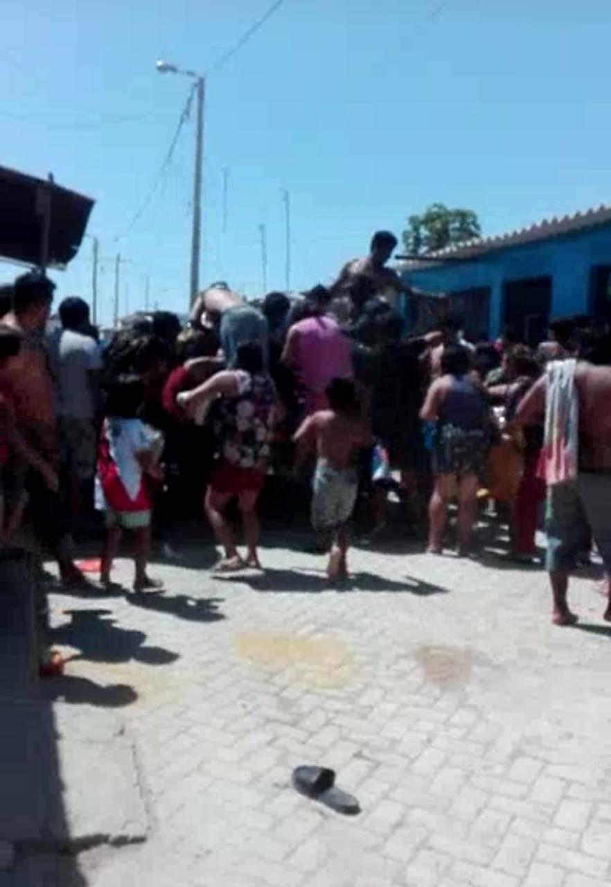 Talara. Turba de pobladores tomó por asalto camión municipal que repartía canastas con víveres a familias vulnerables. (GEC)