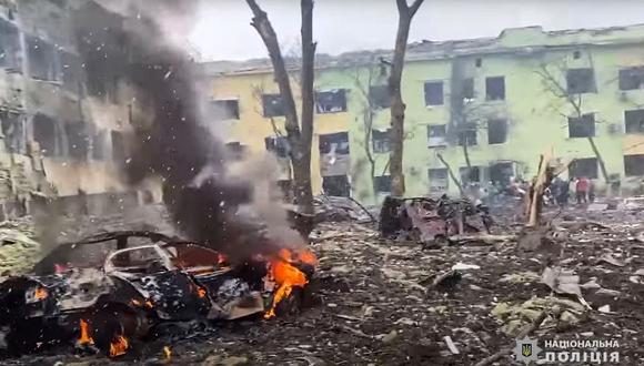 Esta captura de video del 9 de marzo de 2022 muestra edificios dañados de un hospital infantil, automóviles destruidos y escombros en el suelo luego de un ataque aéreo ruso en la ciudad de Mariupol. (Foto: National Police of Ukraine / AFP)