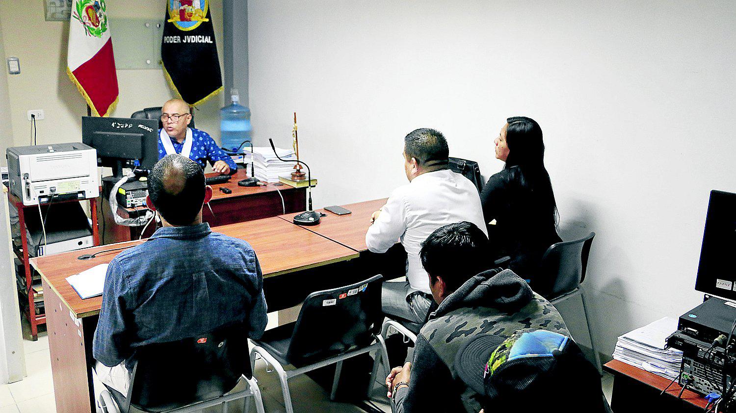 Juez ordena 20 meses de prisión para dos policías de la Dirección de Inteligencia